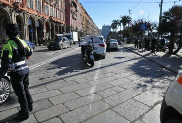 Cagliari: Taxi tampona auto, ferma per dare precedenza a due pedoni