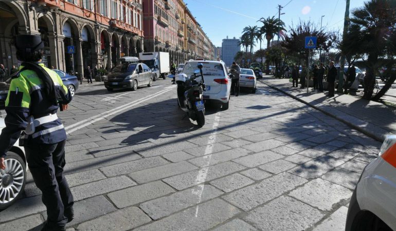Cagliari: Taxi tampona auto, ferma per dare precedenza a due pedoni