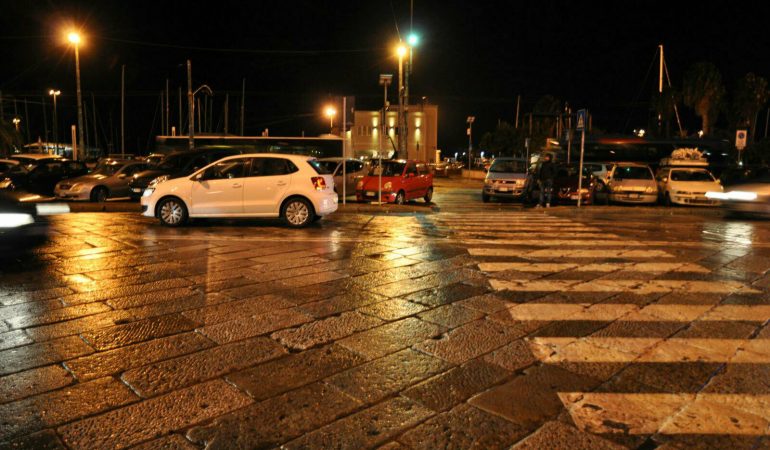 Pedone sulle strisce investito in via Roma a Cagliari.