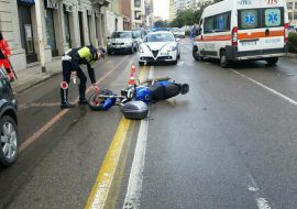 Cagliari: perde il controllo della moto e finisce contro un’auto.