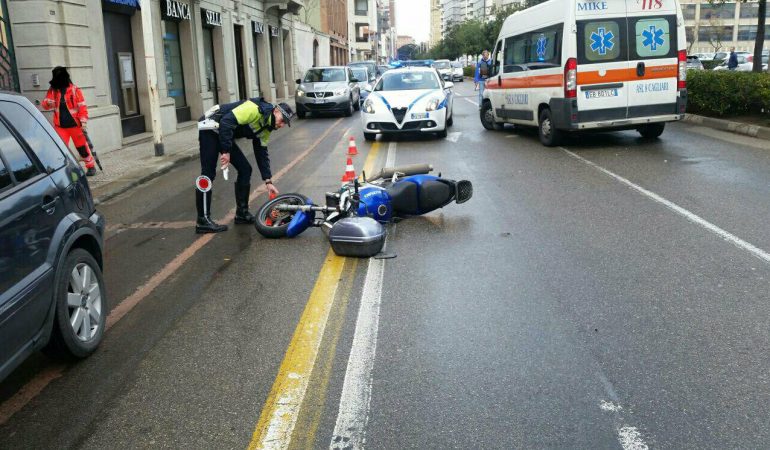 Cagliari: perde il controllo della moto e finisce contro un’auto.