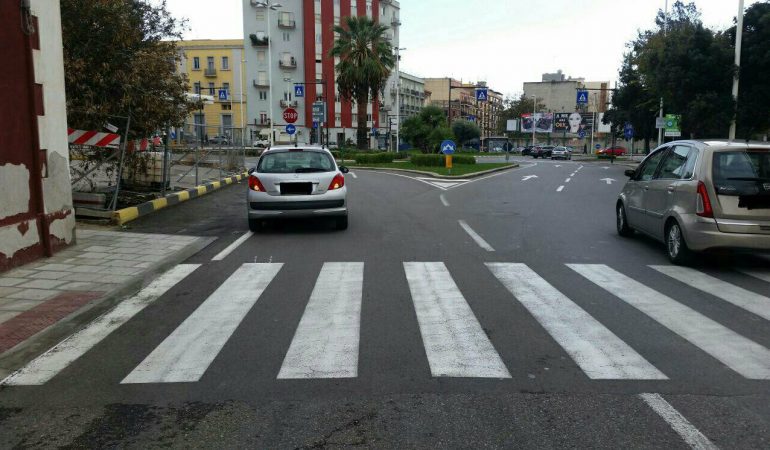 Continua la scia di pedoni investiti sulle strisce a Cagliari: un 50enne ricoverato al Brotzu