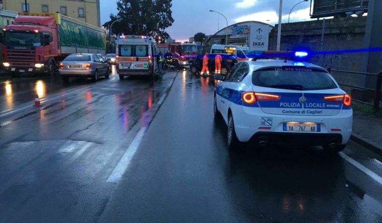 Scontro frontale in viale La Playa a Cagliari