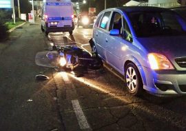 Scooter tampona auto in viale Marconi a Cagliari