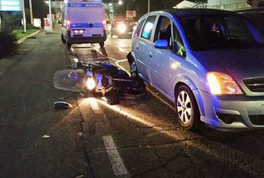 Scooter tampona auto in viale Marconi a Cagliari