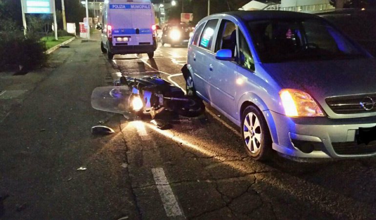 Scooter tampona auto in viale Marconi a Cagliari