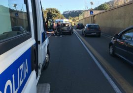 Moto tampona auto in viale Poetto a Cagliari