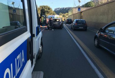 Moto tampona auto in viale Poetto a Cagliari