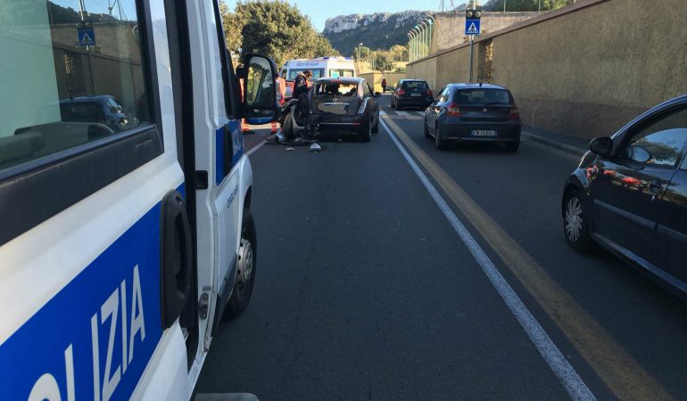 Moto tampona auto in viale Poetto a Cagliari