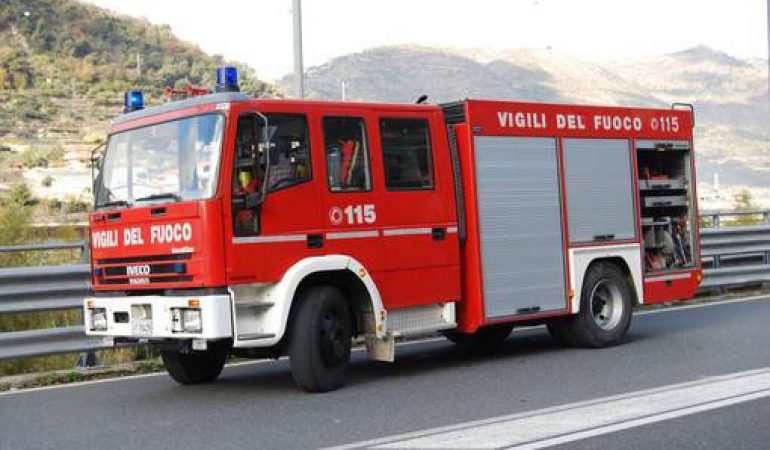 Maxi incendio sulla 554. Centinaia di auto bloccate